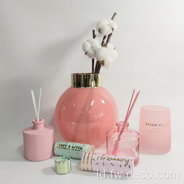 vas bunga kaca merah muda dengan pelek emas